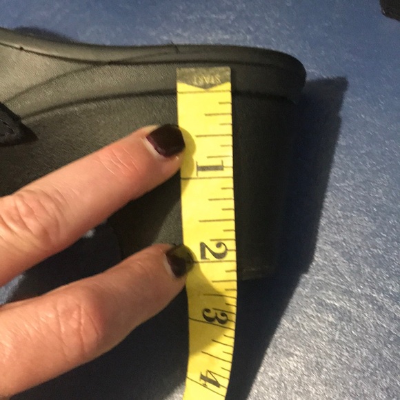 Crocs women’s dual comfort black Sarah clogs - Picture 9 of 16